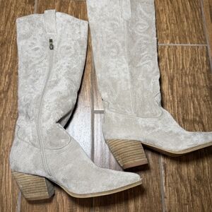 Stylish Beige Suede Women's Boots